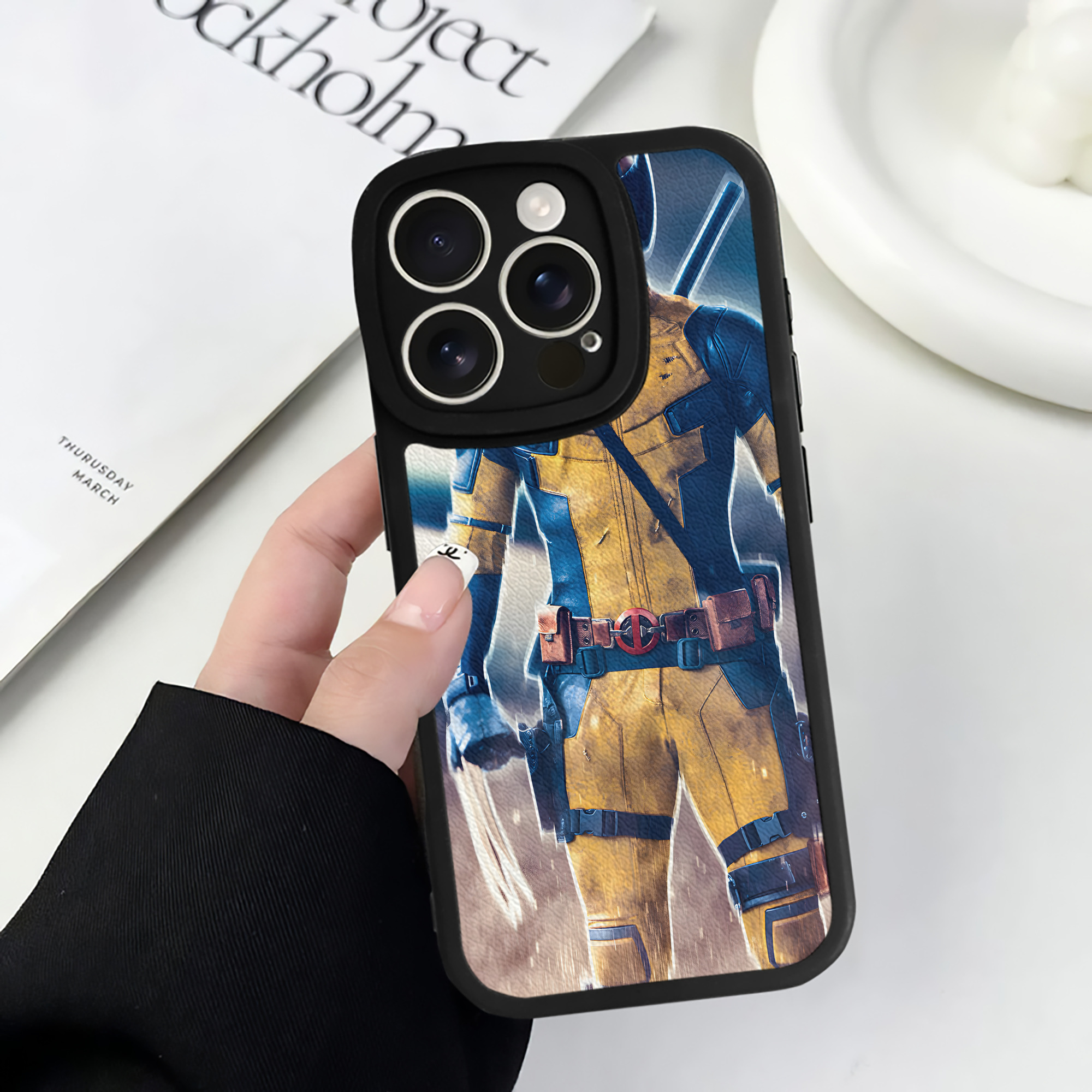 （画像用） アベンジャーズ The Avengers 【iPhone 16シリーズ対応】シリコンスマホケース（レザー調） 材質：シリコン